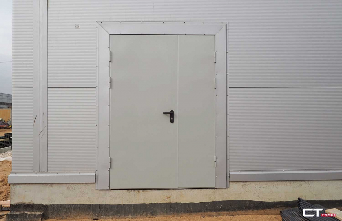 Дверь двупольная металлическая с алюминиевой накладкой и остеклением 300х600 Дверь двупольная металлическая с алюминиевой накладкой и остеклением 300х600