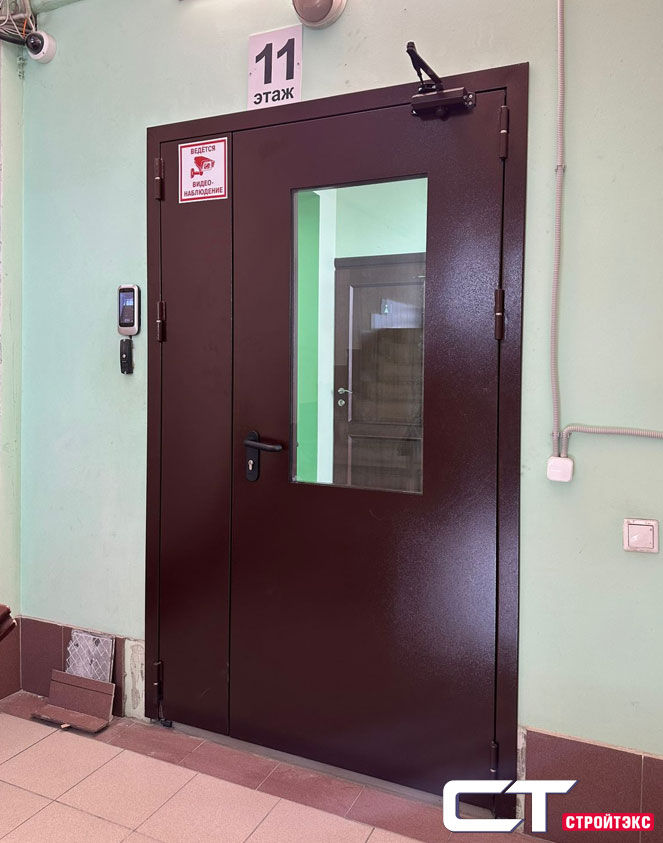 Дверь двупольная металлическая с накладкой из нержавеющей стали и остеклением 300х600 Дверь двупольная металлическая с накладкой из нержавеющей стали и остеклением 300х600